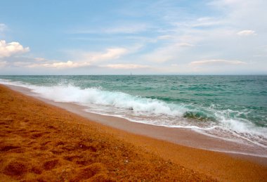 Akdeniz kıyısında dinlenmek için güzel kumlu bir sahil.