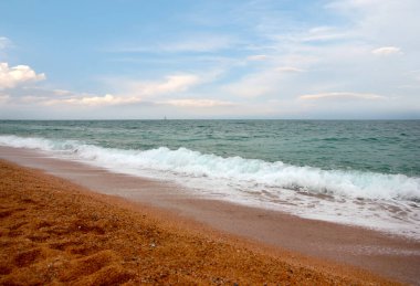 Akdeniz kıyısında dinlenmek için güzel kumlu bir sahil.