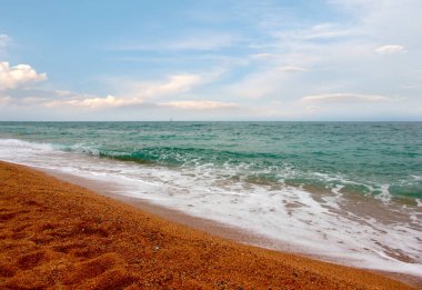 Akdeniz kıyısında dinlenmek için güzel kumlu bir sahil.