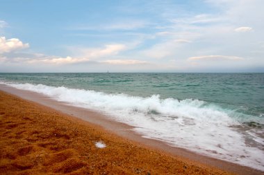 Akdeniz kıyısında dinlenmek için güzel kumlu bir sahil.