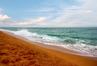Akdeniz kıyısında dinlenmek için güzel kumlu bir sahil.