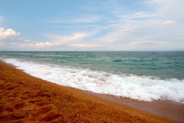 Akdeniz kıyısında dinlenmek için güzel kumlu bir sahil.
