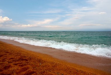 Akdeniz kıyısında dinlenmek için güzel kumlu bir sahil.