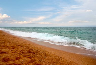 Akdeniz kıyısında dinlenmek için güzel kumlu bir sahil.