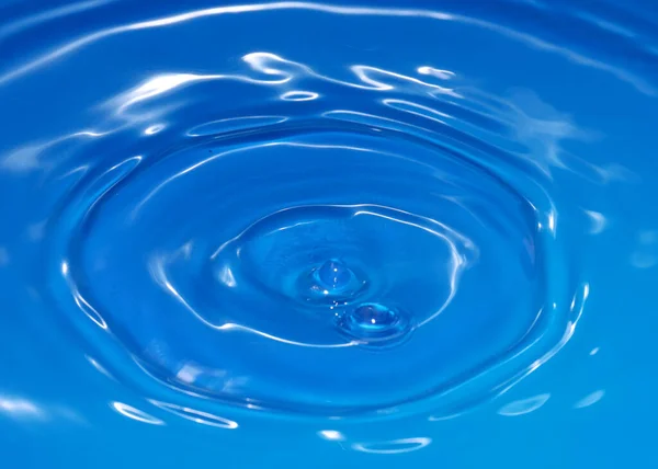 Una Gota Agua Pura Transparente Caer Crea Patrones Líquido — Foto de Stock