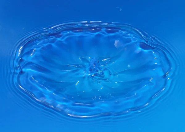 Une Goutte Eau Pure Transparente Lors Chute Crée Des Motifs — Photo