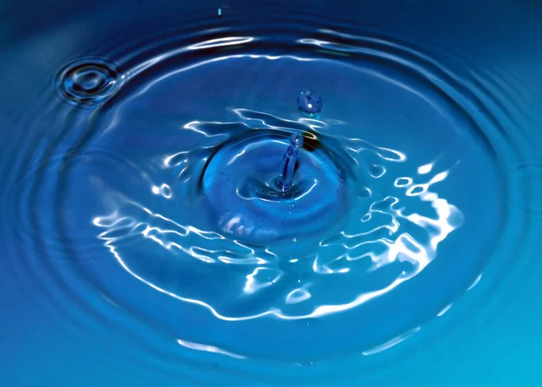 Μια Σταγόνα Καθαρού Διαφανούς Νερού Κατά Την Πτώση Δημιουργεί Μοτίβα — Φωτογραφία Αρχείου