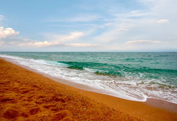 Akdeniz kıyısında dinlenmek için güzel kumlu bir sahil.