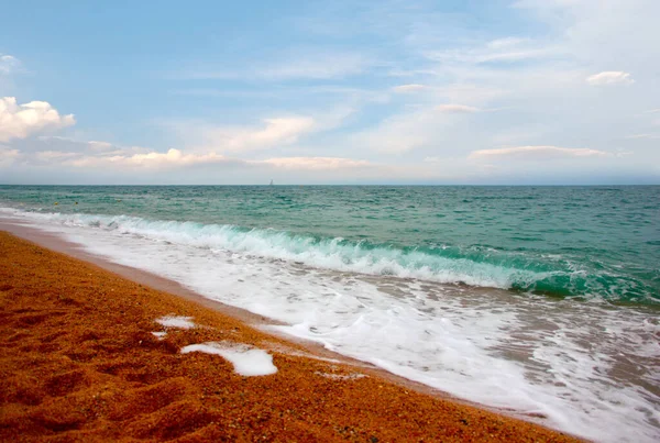 Akdeniz kıyısında dinlenmek için güzel kumlu bir sahil.
