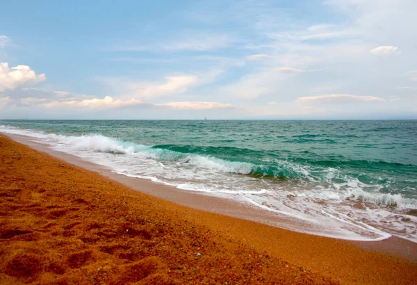 Akdeniz kıyısında dinlenmek için güzel kumlu bir sahil.