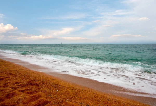 Akdeniz kıyısında dinlenmek için güzel kumlu bir sahil.