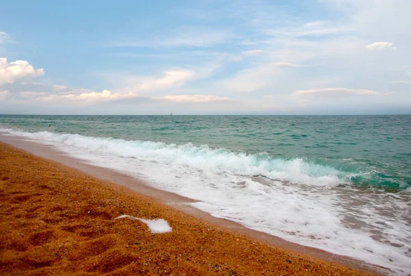 Akdeniz kıyısında dinlenmek için güzel kumlu bir sahil.
