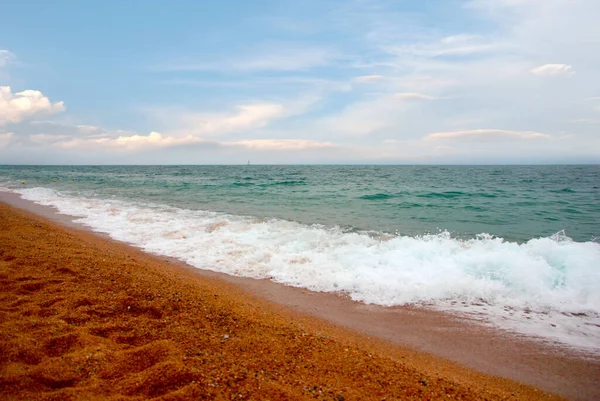 Akdeniz kıyısında dinlenmek için güzel kumlu bir sahil.