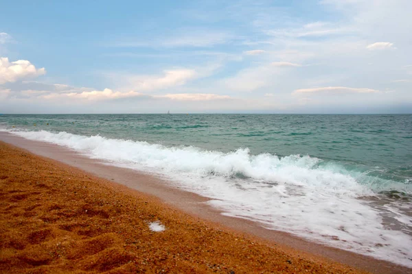 Akdeniz kıyısında dinlenmek için güzel kumlu bir sahil.