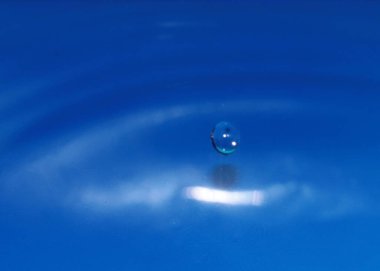 Düşerken bir damla saf saydam su sıvıda desenler oluşturur.