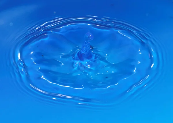 Una Goccia Acqua Pura Trasparente Quando Cade Crea Modelli Sul — Foto Stock