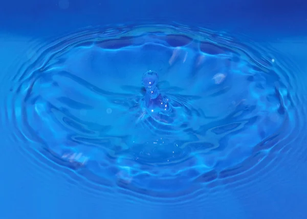Egy Csepp Tiszta Átlátszó Víz Amikor Esik Létre Mintákat Folyadék — Stock Fotó