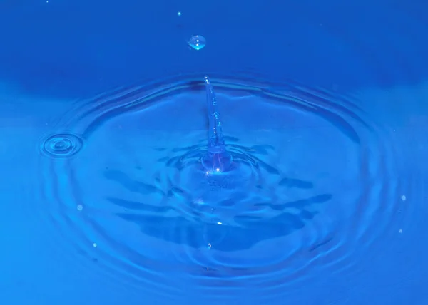Μια Σταγόνα Καθαρού Διαφανούς Νερού Κατά Την Πτώση Δημιουργεί Μοτίβα — Φωτογραφία Αρχείου