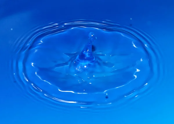 Een Druppel Zuiver Transparant Water Bij Het Vallen Zorgt Voor — Stockfoto