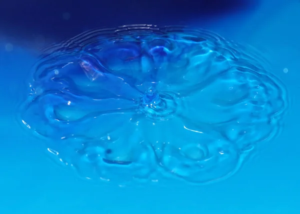 Una Gota Agua Pura Transparente Caer Crea Patrones Líquido —  Fotos de Stock