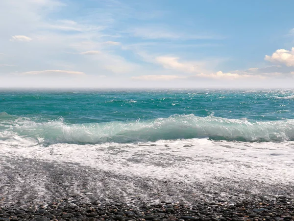 美丽的海景 有鹅卵石海滩和阳光灿烂的天空 — 图库照片