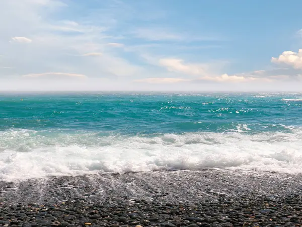 Красивий Морський Пейзаж Гальковим Пляжем Сонячним Небом — стокове фото