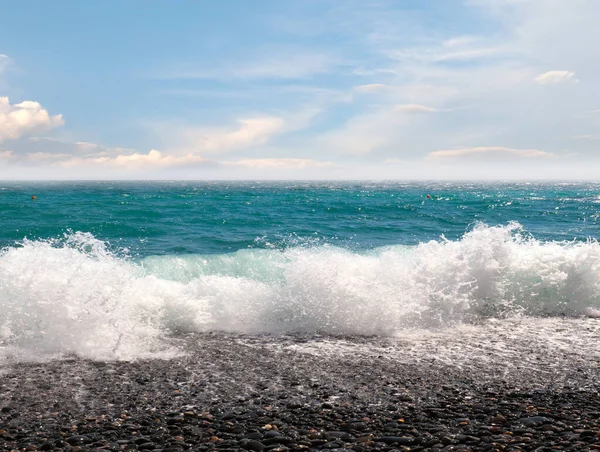 Krásný Přímořský Plášť Oblázkovou Pláží Slunečnou Oblohou — Stock fotografie