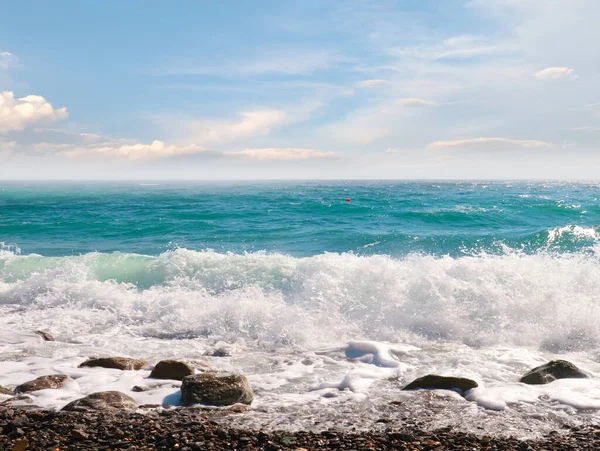Krásný Přímořský Plášť Oblázkovou Pláží Slunečnou Oblohou — Stock fotografie