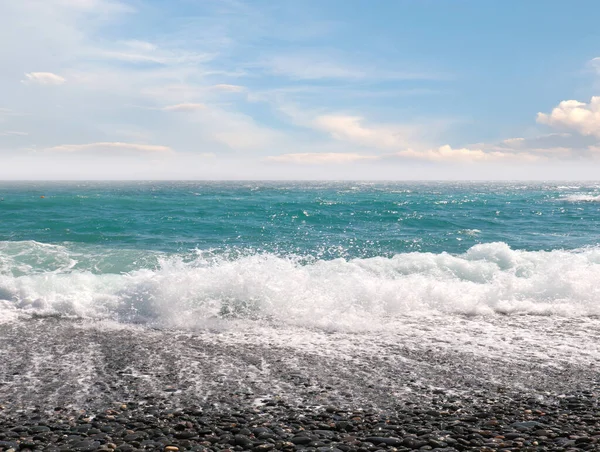 美丽的海景 有鹅卵石海滩和阳光灿烂的天空 — 图库照片