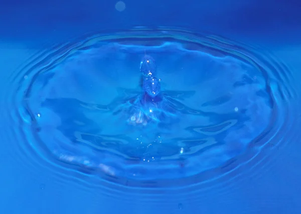 Капля Чистой Прозрачной Воды Падении Создает Узоры Жидкости — стоковое фото