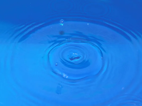 Uma Gota Água Pura Transparente Cair Cria Padrões Líquido — Fotografia de Stock