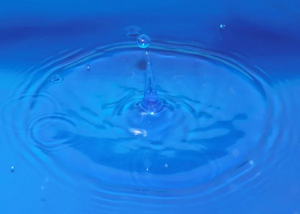 Uma Gota Água Pura Transparente Cair Cria Padrões Líquido — Fotografia de Stock