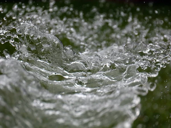 Krásná Čistá Voda Pozadí Zeleného Trávníku Když Zavlažován — Stock fotografie