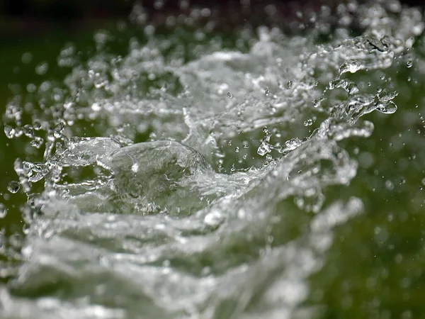 Bella Acqua Limpida Sullo Sfondo Prato Verde Quando Innaffiato — Foto Stock
