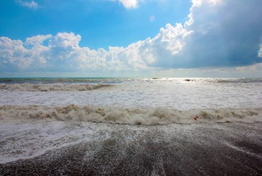 Deniz fırtınası sırasında dalgalar ve çakıl taşı plajı