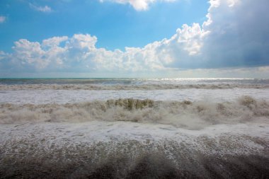 Deniz fırtınası sırasında dalgalar ve çakıl taşı plajı