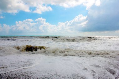 Deniz fırtınası sırasında dalgalar ve çakıl taşı plajı