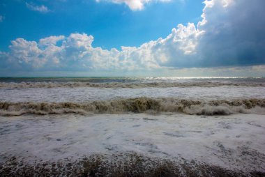 Deniz fırtınası sırasında dalgalar ve çakıl taşı plajı
