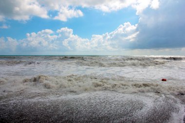 Deniz fırtınası sırasında dalgalar ve çakıl taşı plajı