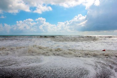 Deniz fırtınası sırasında dalgalar ve çakıl taşı plajı