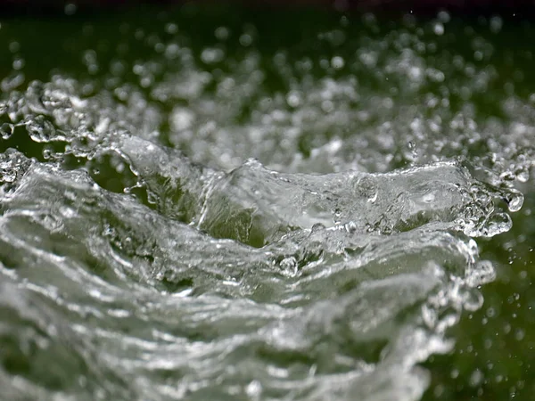 Красивая Чистая Вода Фоне Зеленого Газона Поливают — стоковое фото