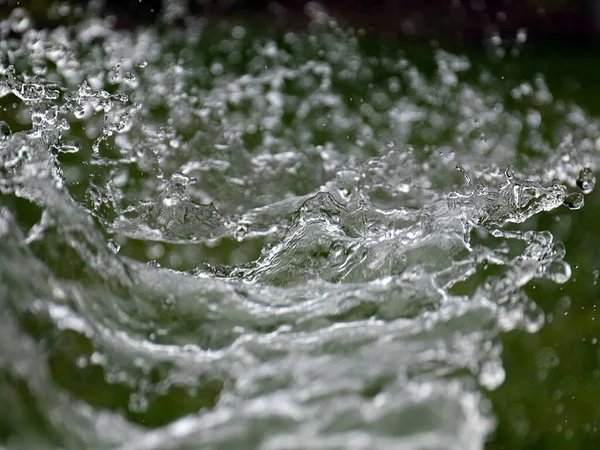Красивая Чистая Вода Фоне Зеленого Газона Поливают — стоковое фото