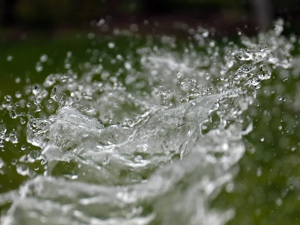 Krásná Čistá Voda Pozadí Zeleného Trávníku Když Zavlažován — Stock fotografie