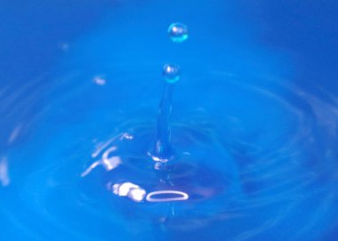 Bir su damlasına çarptıktan sonra yüzeyde inanılmaz bir desen oluştu.