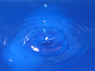 Bir su damlasına çarptıktan sonra yüzeyde inanılmaz bir desen oluştu.