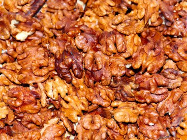 Kabuklu ceviz çekirdekleri yemek için hazırdır.