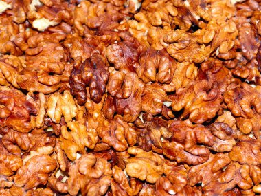 Kabuklu ceviz çekirdekleri yemek için hazırdır.