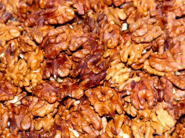 Kabuklu ceviz çekirdekleri yemek için hazırdır.