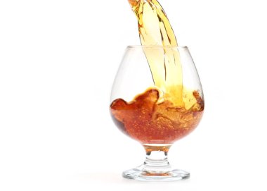 Bardağa doldurulan güçlü bir alkollü içeceğin inanılmaz güzel bukleleri.