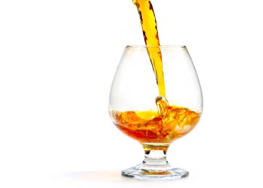 Bardağa doldurulan güçlü bir alkollü içeceğin inanılmaz güzel bukleleri.